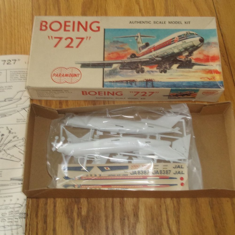 Paramount model kit Boeing 727 airplane sealed parts